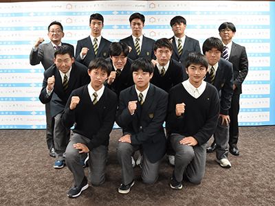 浅野市長に、全国大会への出場を報告したメンバーの写真