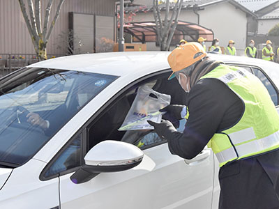 交通安全を呼びかける参加者