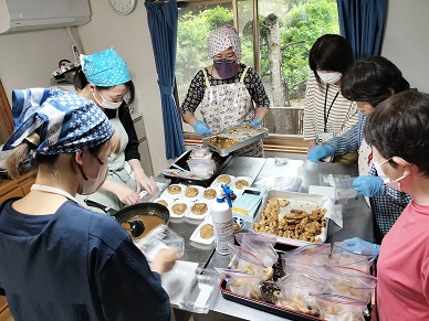 総菜作りの様子
