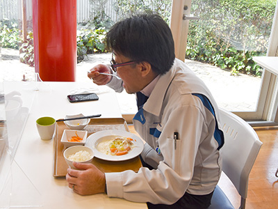 減塩食メニューを食べる古賀さん