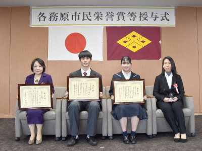 左から、堀さん、尾藤さん、岐阜各務野高等学校女子ホッケー部