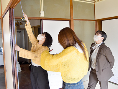 実測を行う岐阜女子大学の学生