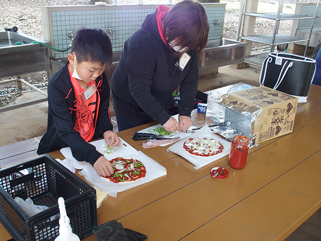 親子で体験！手作り段ボール窯でピザ焼きに挑戦！の写真