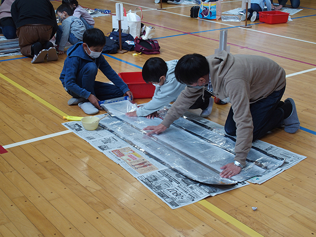 親子で体験！手作り段ボール窯でピザ焼きに挑戦！の写真