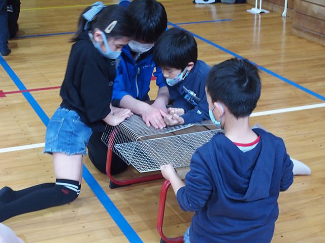 親子で体験！手作り段ボール窯でピザ焼きに挑戦！の写真