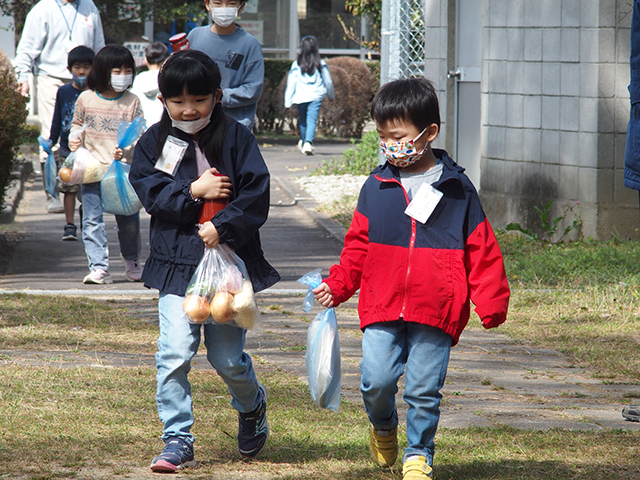 親子で体験！手作り段ボール窯でピザ焼きに挑戦！の写真