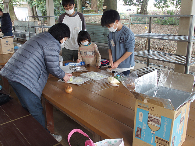 親子で体験！手作り段ボール窯でピザ焼きに挑戦！の写真