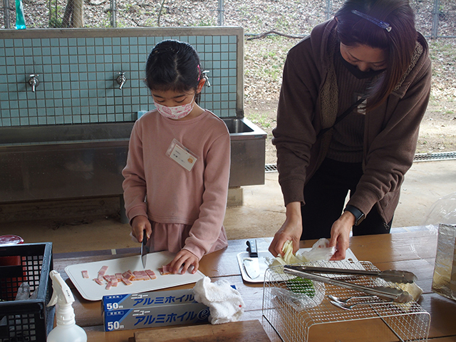 親子で体験！手作り段ボール窯でピザ焼きに挑戦！の写真