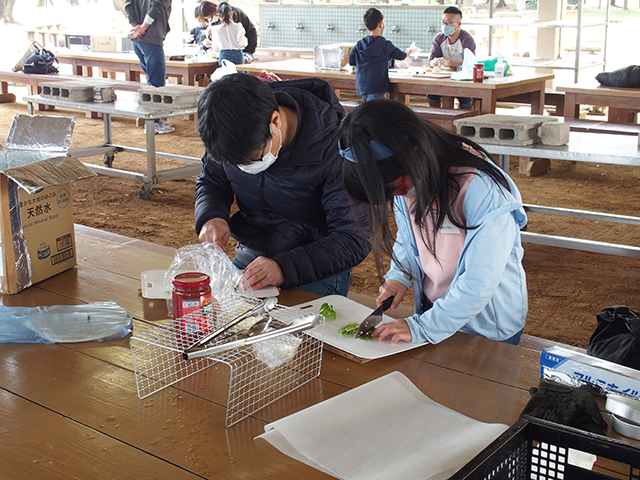 親子で体験！手作り段ボール窯でピザ焼きに挑戦！の写真