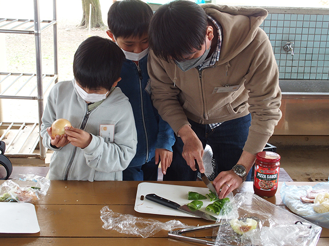 親子で体験！手作り段ボール窯でピザ焼きに挑戦！の写真