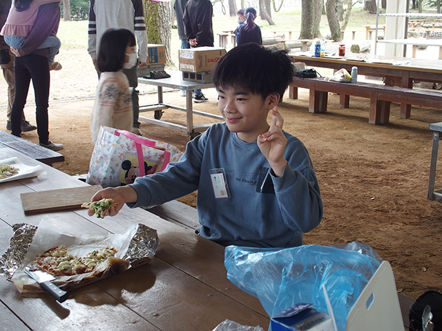 親子で体験！手作り段ボール窯でピザ焼きに挑戦！の写真