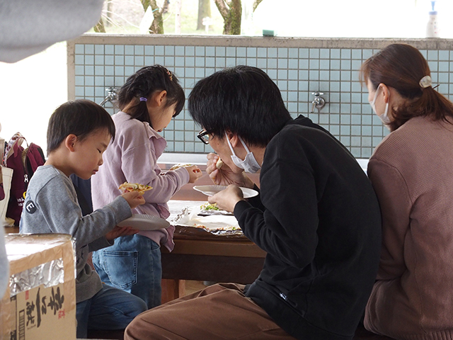 親子で体験！手作り段ボール窯でピザ焼きに挑戦！の写真