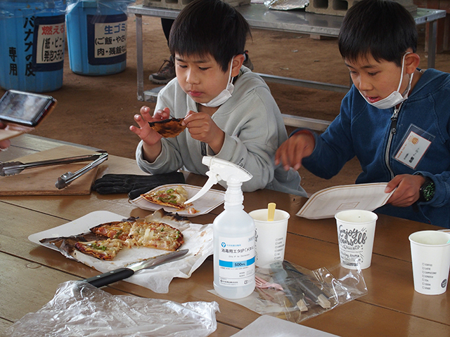 親子で体験！手作り段ボール窯でピザ焼きに挑戦！の写真