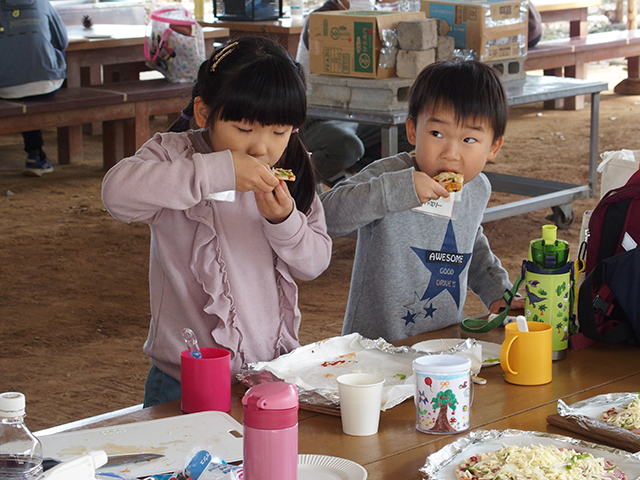 親子で体験！手作り段ボール窯でピザ焼きに挑戦！の写真