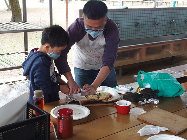 親子で体験！手作り段ボール窯でピザ焼きに挑戦！の写真