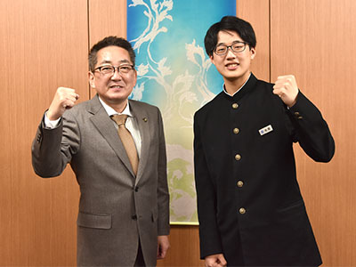 岩間さんと市長の記念写真