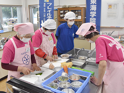 料理を作る推進員の方々