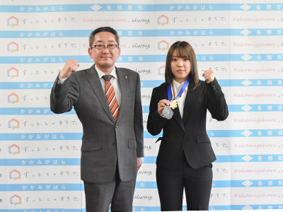 浅野さんと浅野市長がガッツポーズしている写真