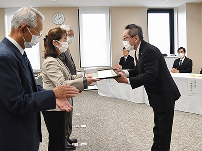 浅野市長が受賞者に表彰状と記念品を手渡ししている写真