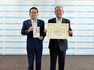 片山代表取締役と浅野市長の写真