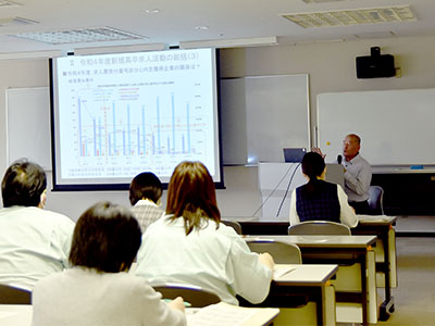 説明する長屋相談員の写真