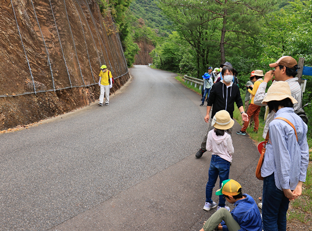 自然体験塾「各務原の地層を、あるいてみにいこう〜足元の石からわかること～」の写真