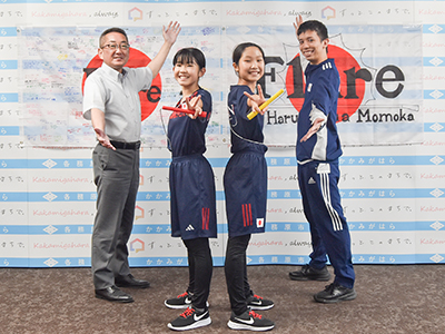左から、浅野市長、岩井さん、井原さん、森口コーチ