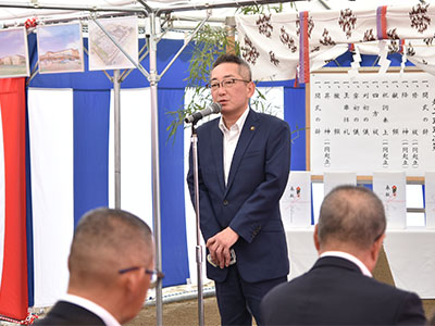 起工式であいさつをする浅野市長の写真