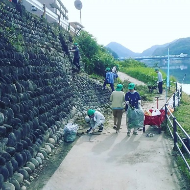 木曽川河畔遊歩道沿いアダプト活動の様子