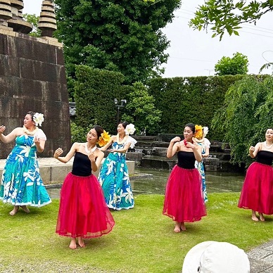 イベントでフラダンスを披露するヒナノの皆さん