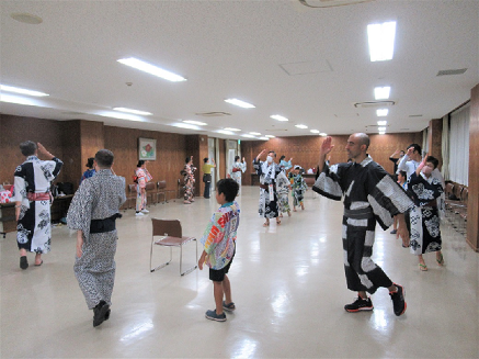 郡上踊りの様子