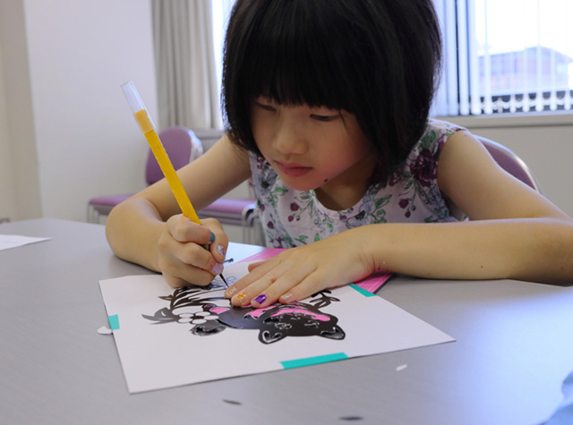 夏休み子ども講座「子ども切り絵工作」の写真