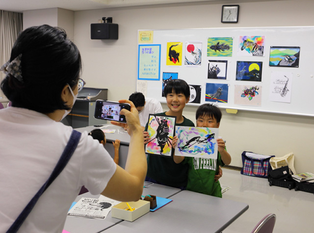 夏休み子ども講座「子ども切り絵工作」の写真