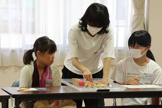 夏休み子ども講座「スライムで作る カップデザート」の写真