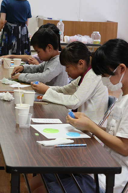 夏休み子ども講座「スライムで作る カップデザート」の写真