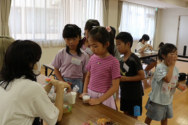 夏休み子ども講座「スライムで作る カップデザート」の写真