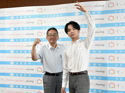 浅野市長と井出さんの記念写真