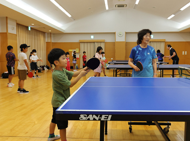 夏休み子ども講座「元気いっぱい卓球でたのしもう」の写真