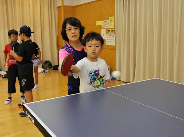 夏休み子ども講座「元気いっぱい卓球でたのしもう」の写真