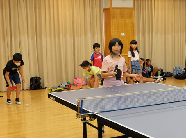 夏休み子ども講座「元気いっぱい卓球でたのしもう」の写真