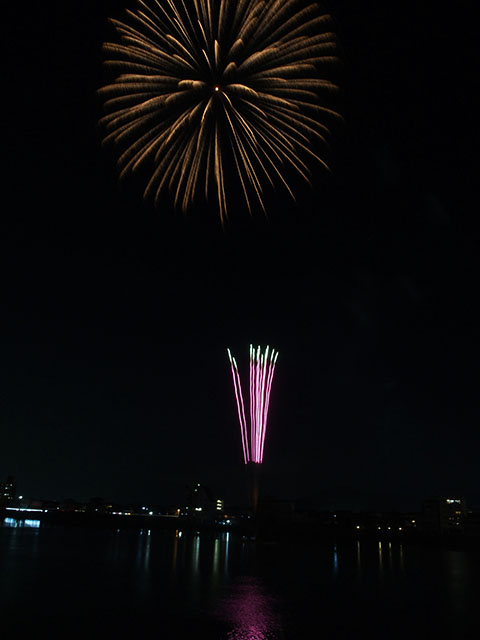「日本ライン夏まつりロングラン花火と木曽川鵜飼」の写真