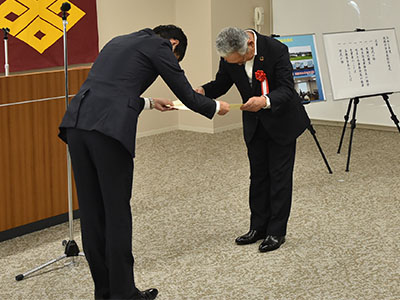 表彰状を受け取る木村連合自治会長の写真