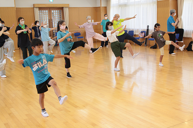 夏休み子ども講座「ゆっくりに見える太極拳にチャレンジ！」の写真