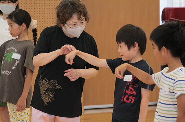 夏休み子ども講座「ゆっくりに見える太極拳にチャレンジ！」の写真