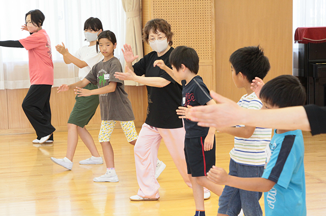 夏休み子ども講座「ゆっくりに見える太極拳にチャレンジ！」の写真