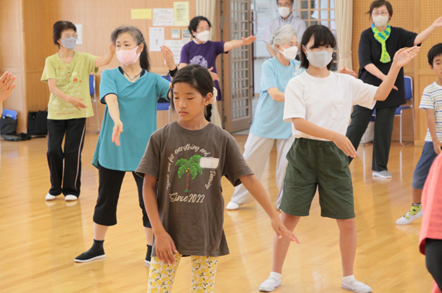 夏休み子ども講座「ゆっくりに見える太極拳にチャレンジ！」の写真