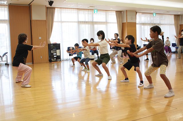 夏休み子ども講座「ゆっくりに見える太極拳にチャレンジ！」の写真