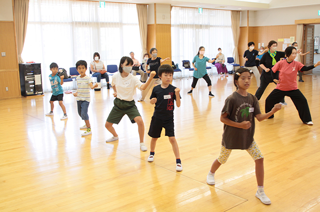 夏休み子ども講座「ゆっくりに見える太極拳にチャレンジ！」の写真