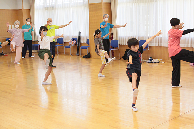 夏休み子ども講座「ゆっくりに見える太極拳にチャレンジ！」の写真