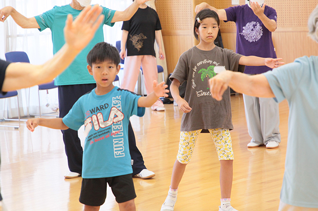 夏休み子ども講座「ゆっくりに見える太極拳にチャレンジ！」の写真